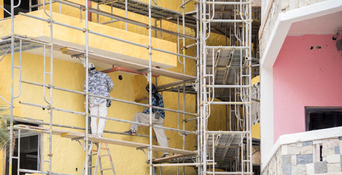 Due operai lavorano alla ristrutturazione di uno stabile - Foto di tatsushi da Adobe Stock