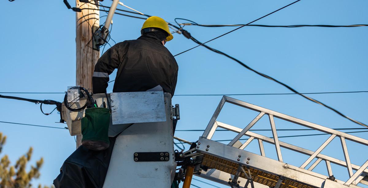 Tecnico al lavoro per riparare un guasto alla linea elettrica - Foto di Valmedia da Adobe Stock