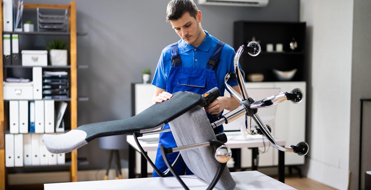 Ragazzo monta una sedia da ufficio - Foto di Andrey Popov da Adobe Stock