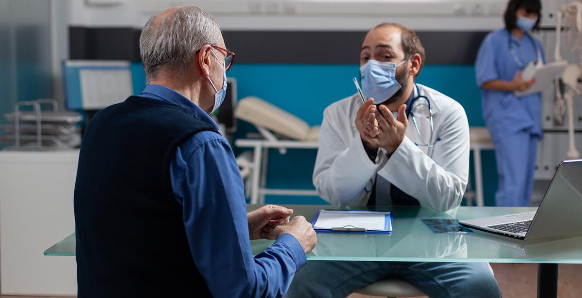 Medico generico a colloquio con paziente anziano - Foto di DC Studio da Adobe Studio
