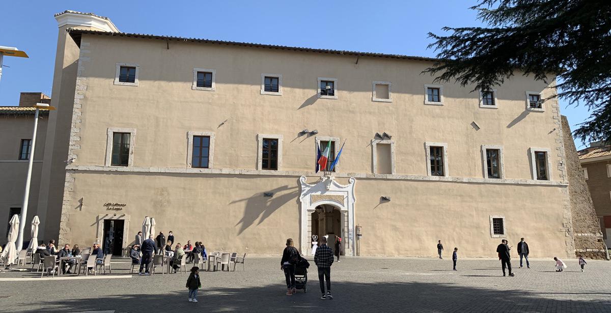Cisterna di Latina Palazzo Caetani - Foto di Luca Aless da Wikipedia