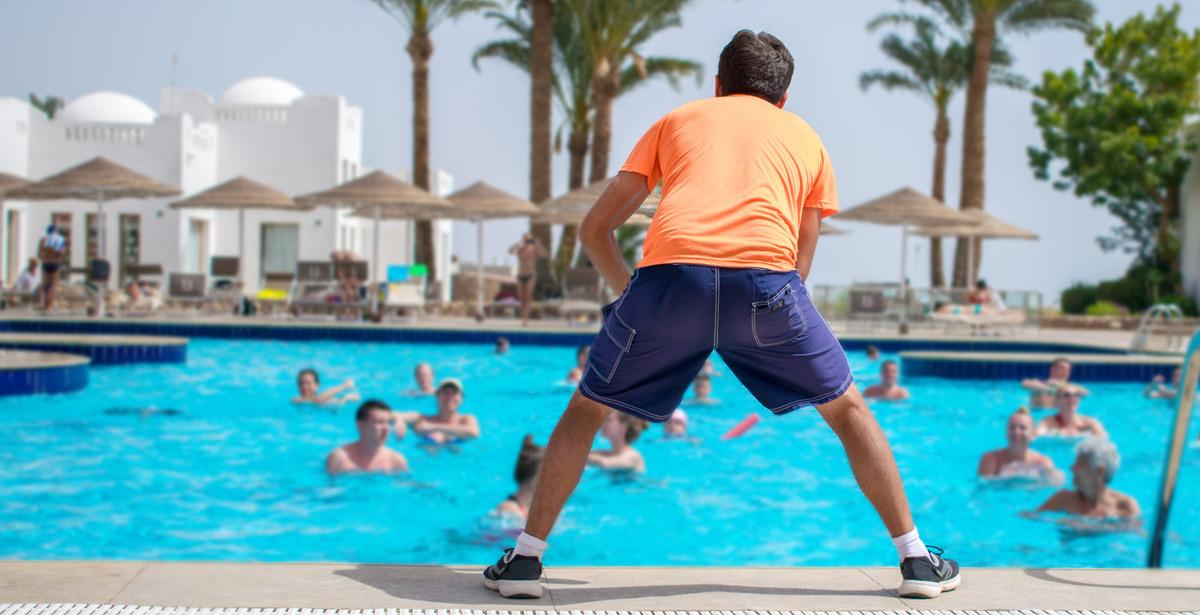 Animatore sportivo al lavoro in piscina - Foto di Климов Максим da Adobe Stock