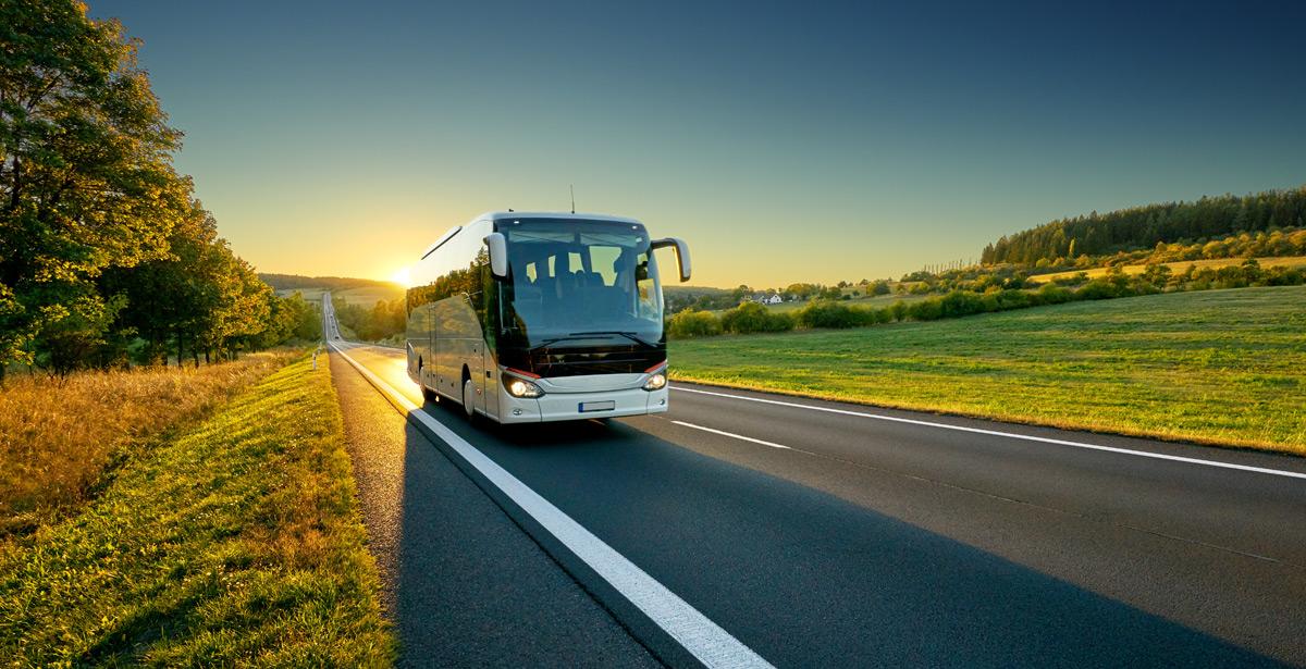 Autobus su strada al tramonto - Foto di am da Adobe Stock