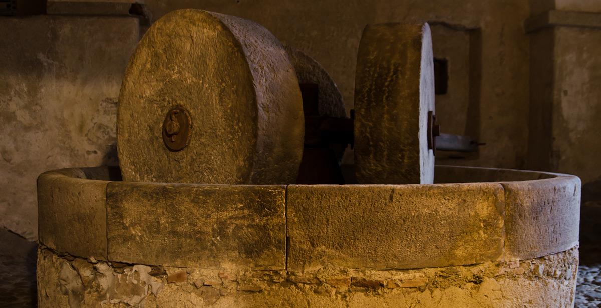 Antico frantoio per olio d'oliva - Foto di cobra1983 da Adobe Stock