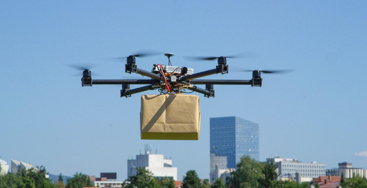 drone trasporta pacco in volo