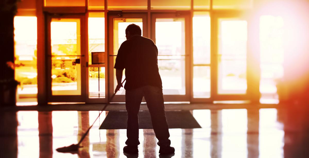 Coadiutore impegnato nella pulizia dell'ingresso dell'accademia - Foto di soupstock da Adobe Stock