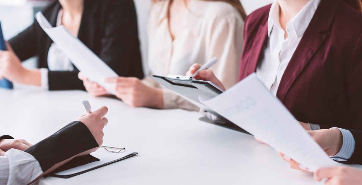 Commissione d'esame con candidato al tavolo - Foto di golubovy da Adobe Stock