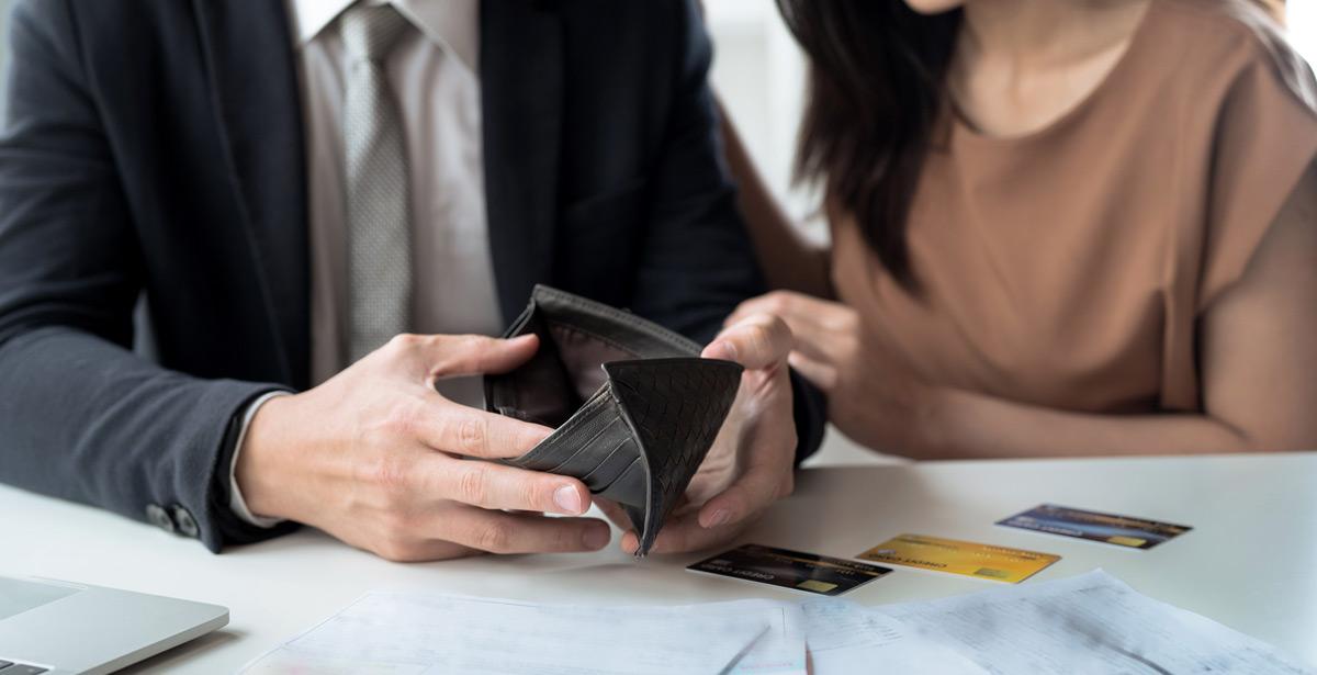Coppia in difficoltà economiche con portafogli vuoto - Foto di Basicdog da Adobe Stock