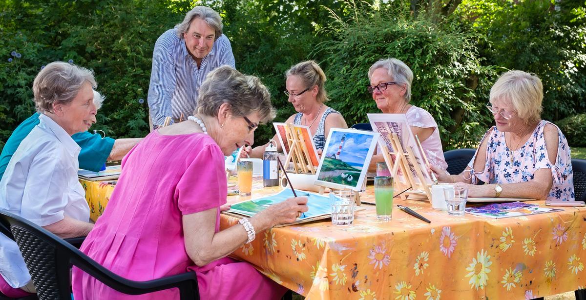 Gruppo di anziane a lezione di pittura - Foto di belahoche da Adobe Stock