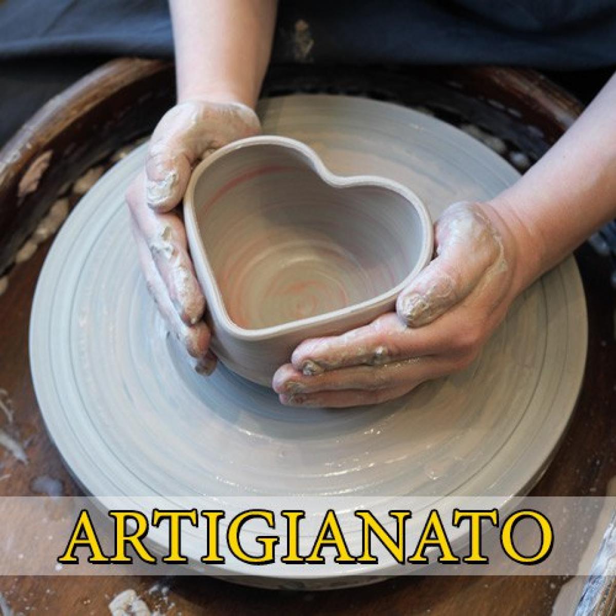 Mani femminili modellano un vaso in terracotta a forma di cuore - Foto di ribalka yuli da Adobe Stock