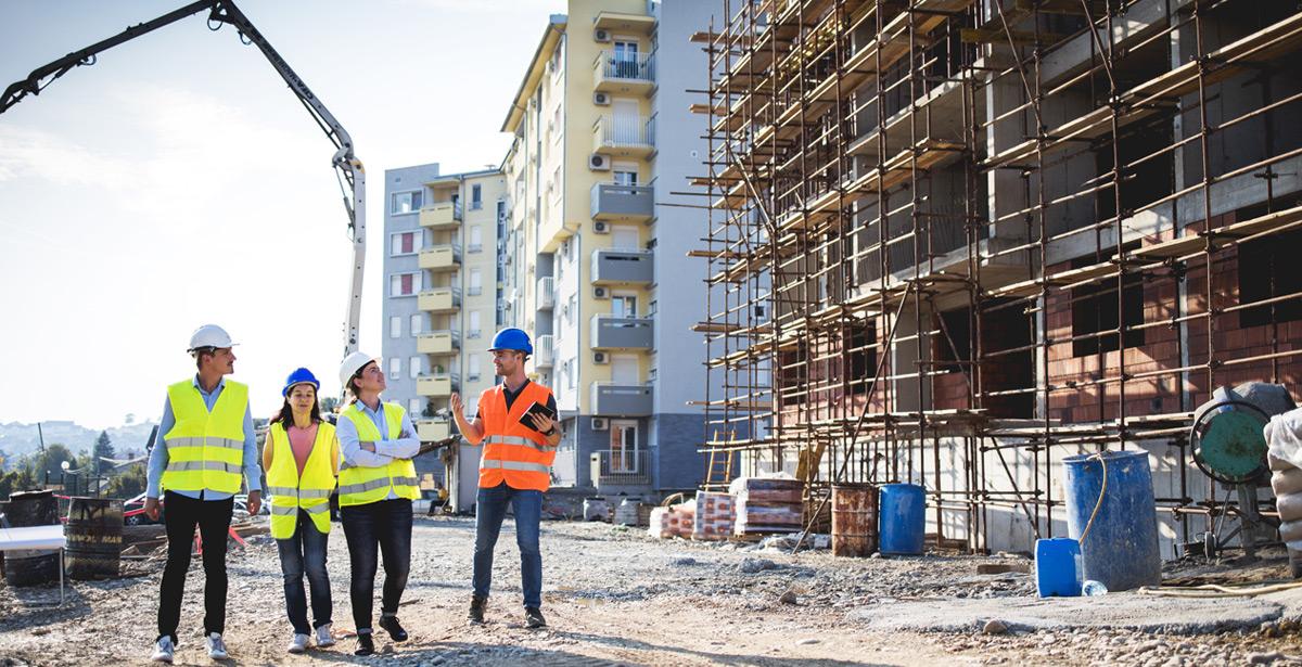 Gruppo di lavoratori su un cantiere - Foto di romul014 da Adobe Stock