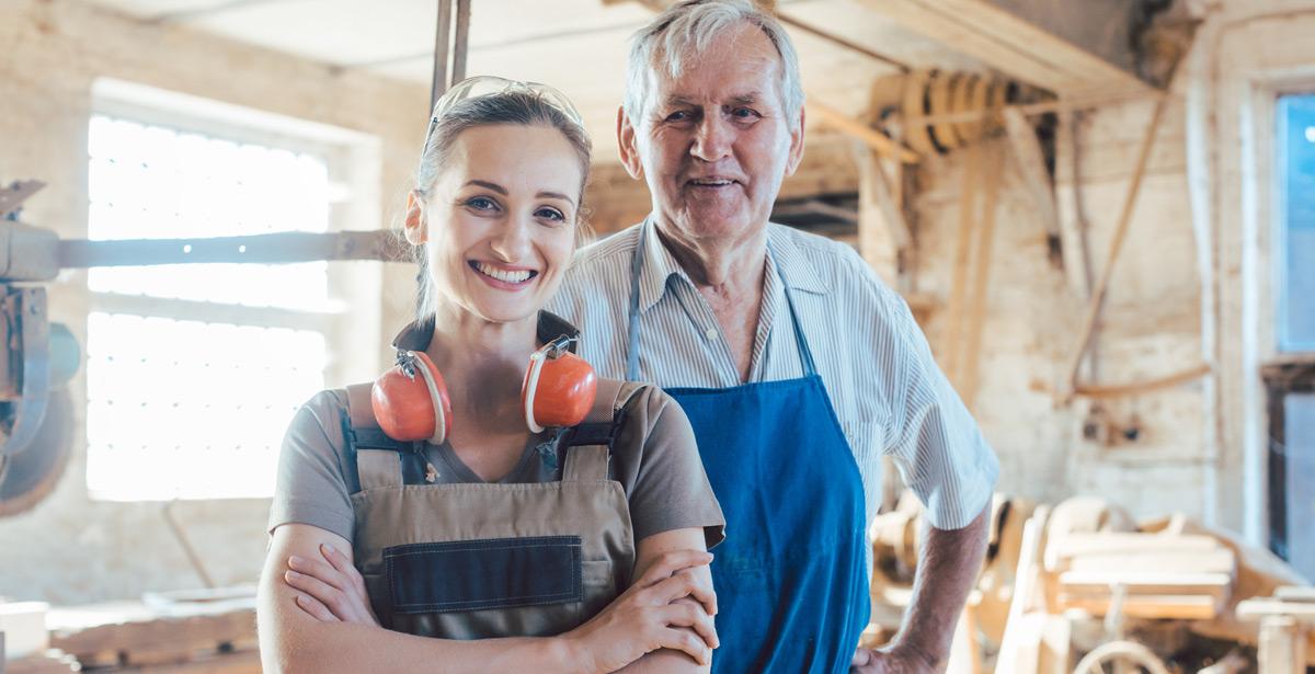 Falegname esperto con una giovane apprendista in laboratorio - Foto di Kzenon da Adobe Stock