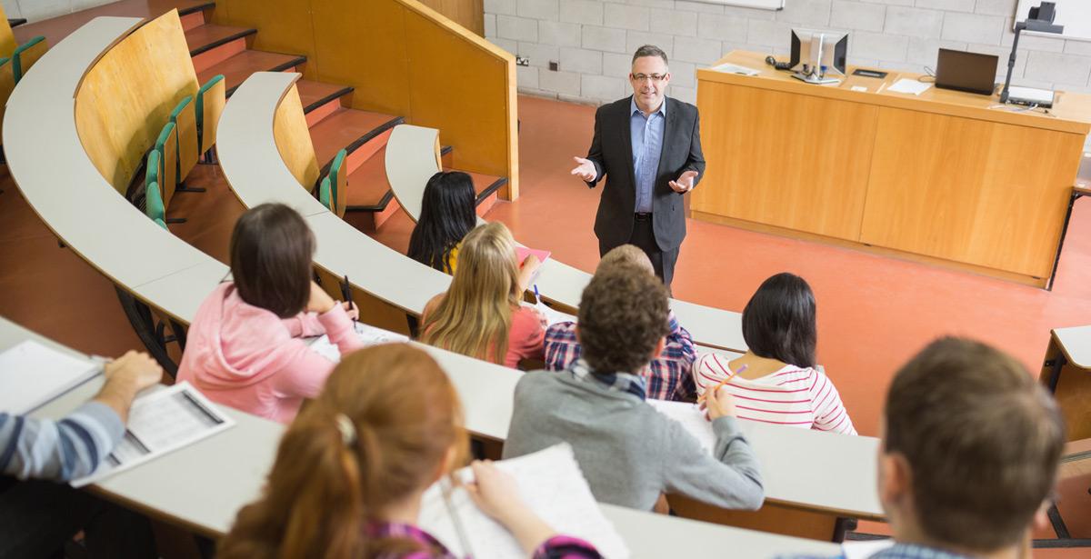 Studenti universitari a lezione in aula - Foto di WavebreakMediaMicro da Adobe Stock