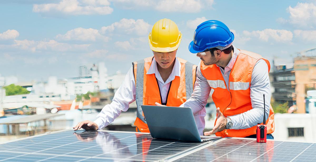 Ingegnere elettrotecnico ed un apprendista lavorano su dei pannelli solari - Foto di Thirawatana da Adobe Stock