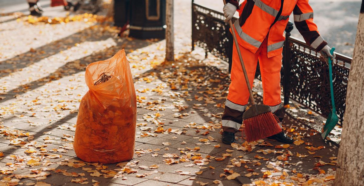 Addetto alla pulizia di strade al lavoro - Foto di primipil da Adobe Stock
