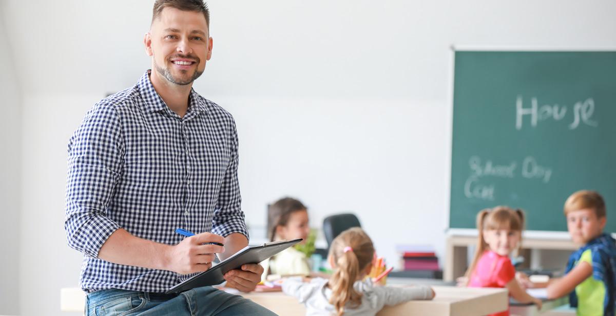 Giovane insegnante in classe con bambini - Foto di Pixel-Shot da Adobe Stock