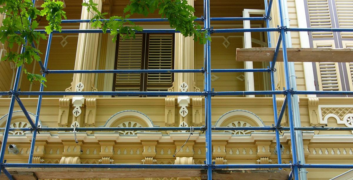 Facciata di una villa coloniale con ponteggi - Foto di Martin Debus da Adobe Stock