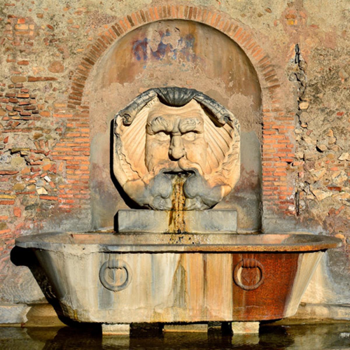 Antica fontana nel giardino degli aranci Roma - Foto di liberowolf da Adobe Stock