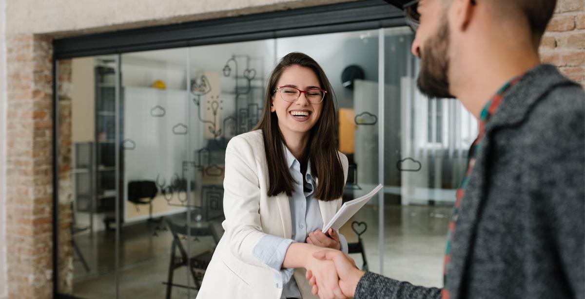 Stretta di mano tra colleghi al primo giorno di lavoro - Foto di djrandco da Adobe Stock
