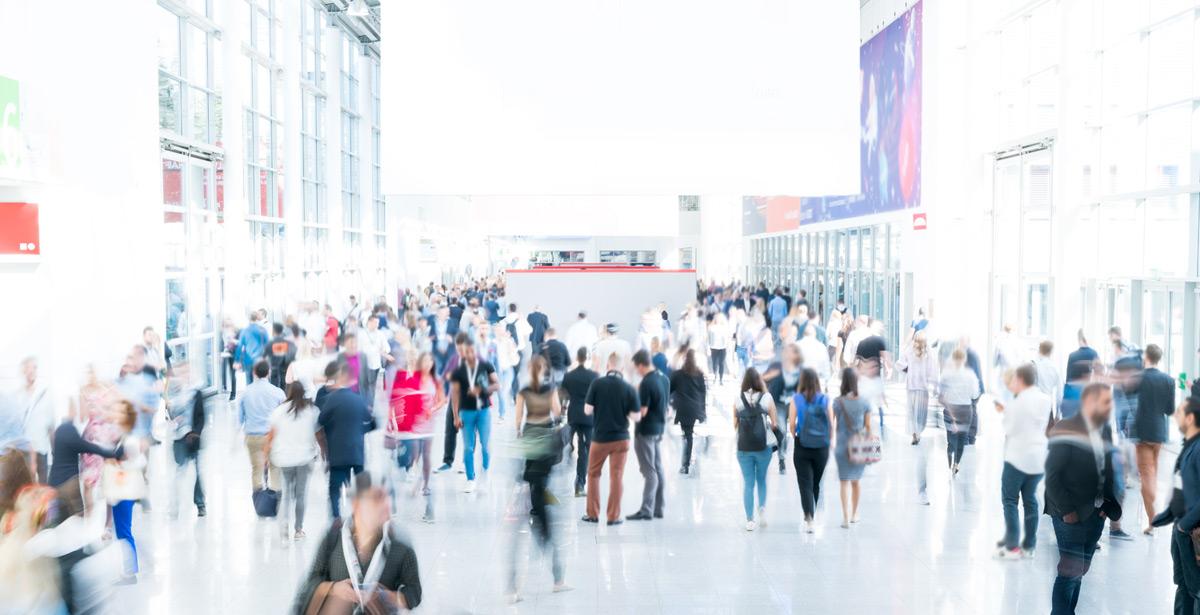 Persone in fiera al chiuso - Foto di engel.ac da Adobe Stock