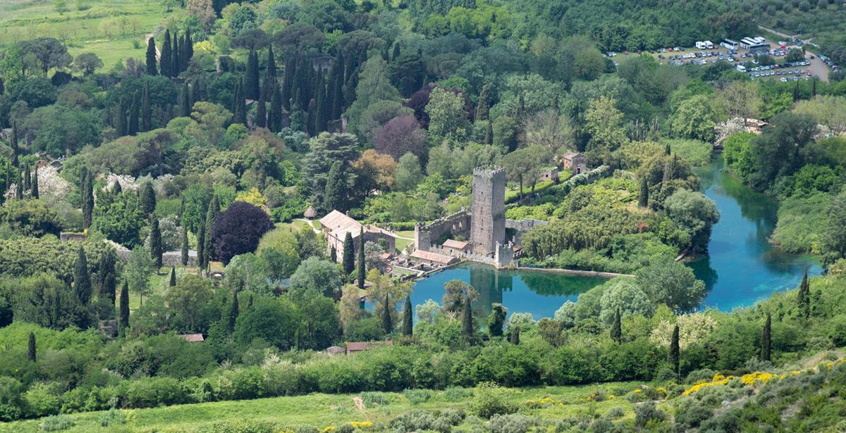 Panoramica dei Giardini di Ninfa - Foto di Matteo Gabrieli da Adobe Stock