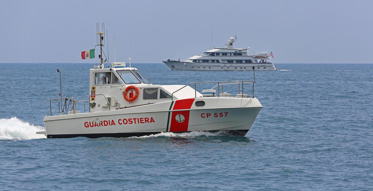 Pilotina della Guardia Costiera ed uno yacht in mare - Foto di markobe da Adobe Stock