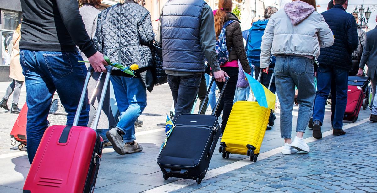 Ucraini si spostano in città con il proprio bagaglio - Foto di alonaphoto da Adobe Stock