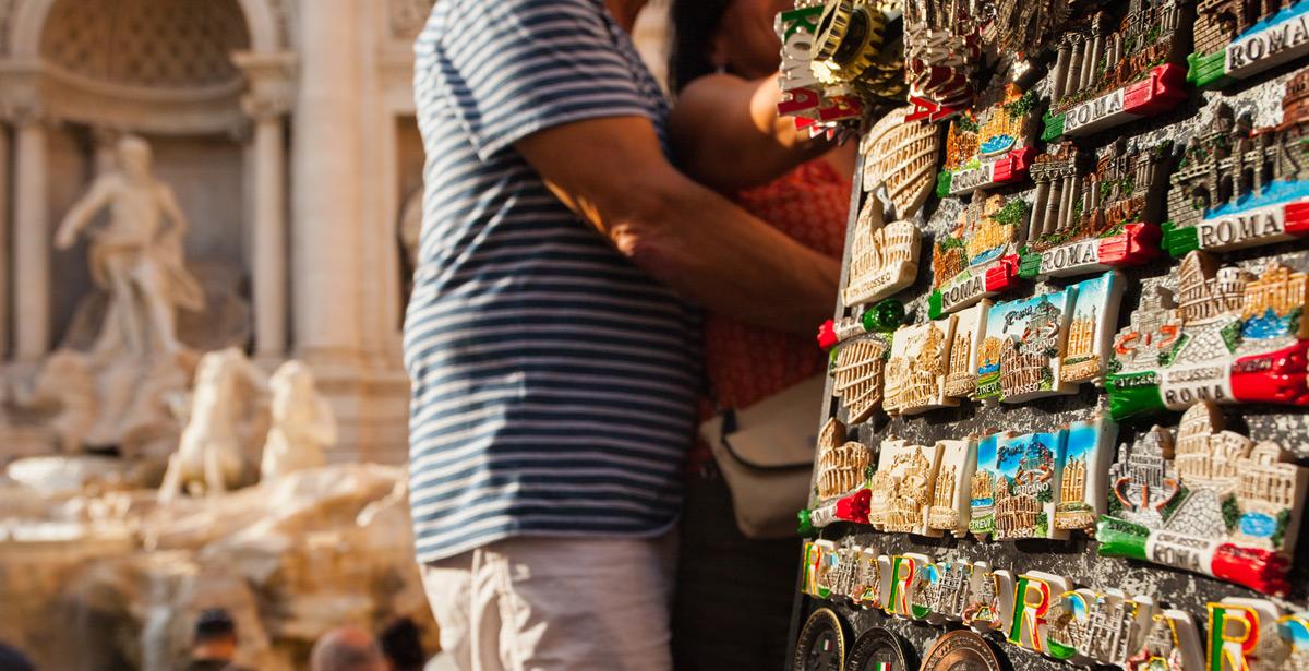 Esposizione di souvenir vicino Fontana di Trevi Roma - Foto di christianthiel.net da Adobe Stock