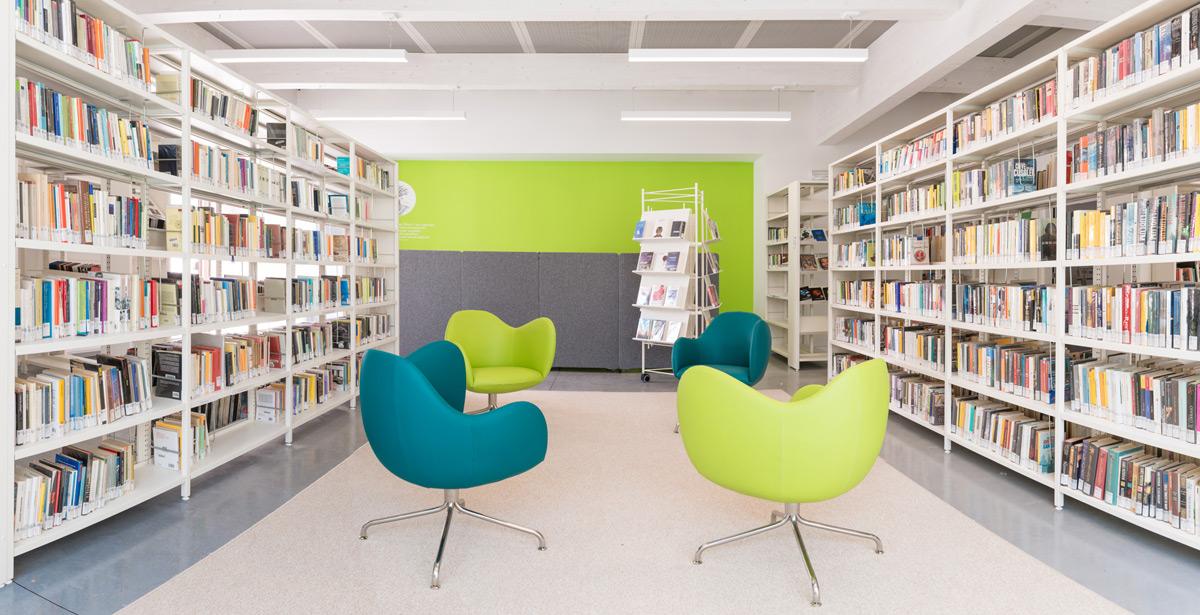 Libreria moderna con poltrone verdi - Foto di Studio Gi da Adobe Stock