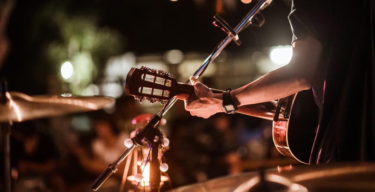 Chitarrista in concerto sul palco - Foto di Day Of Victory Stu. da Adobe Stock