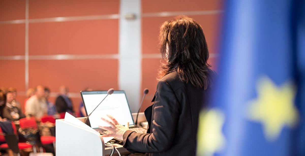 Donna parla alla platea di un incontro politico - Foto di kasto da Adobe Stock
