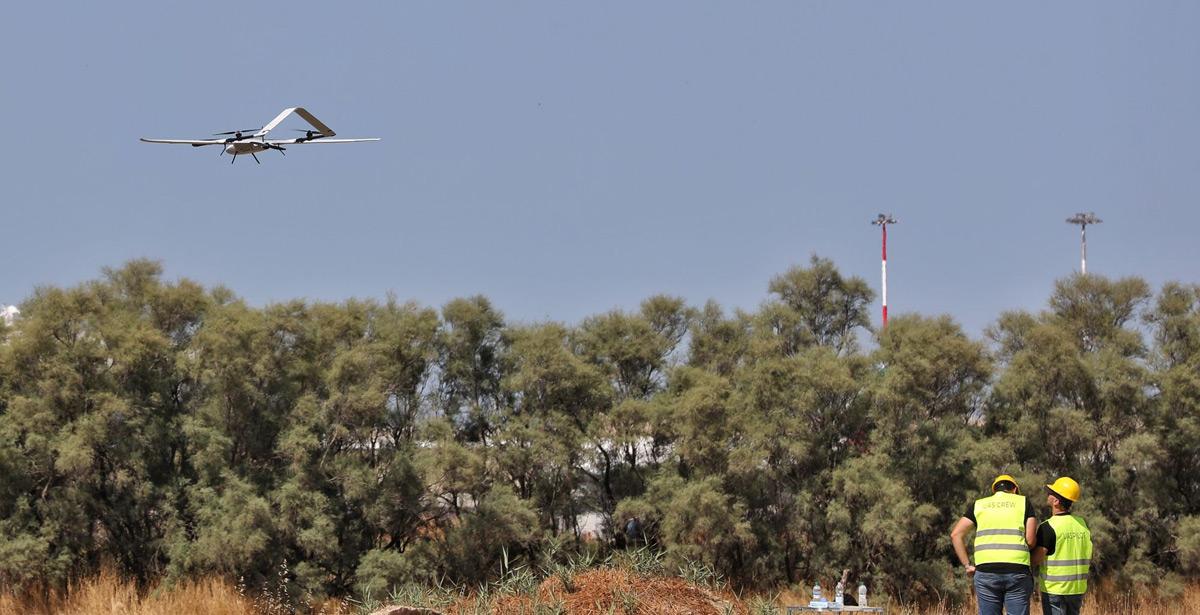 Operatori guidano un drone