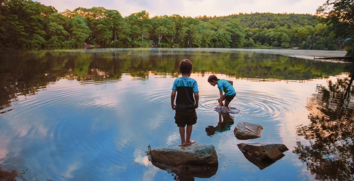 Bambini giocano al fiume - Foto di EvgeniiAnd da Adobe Stock