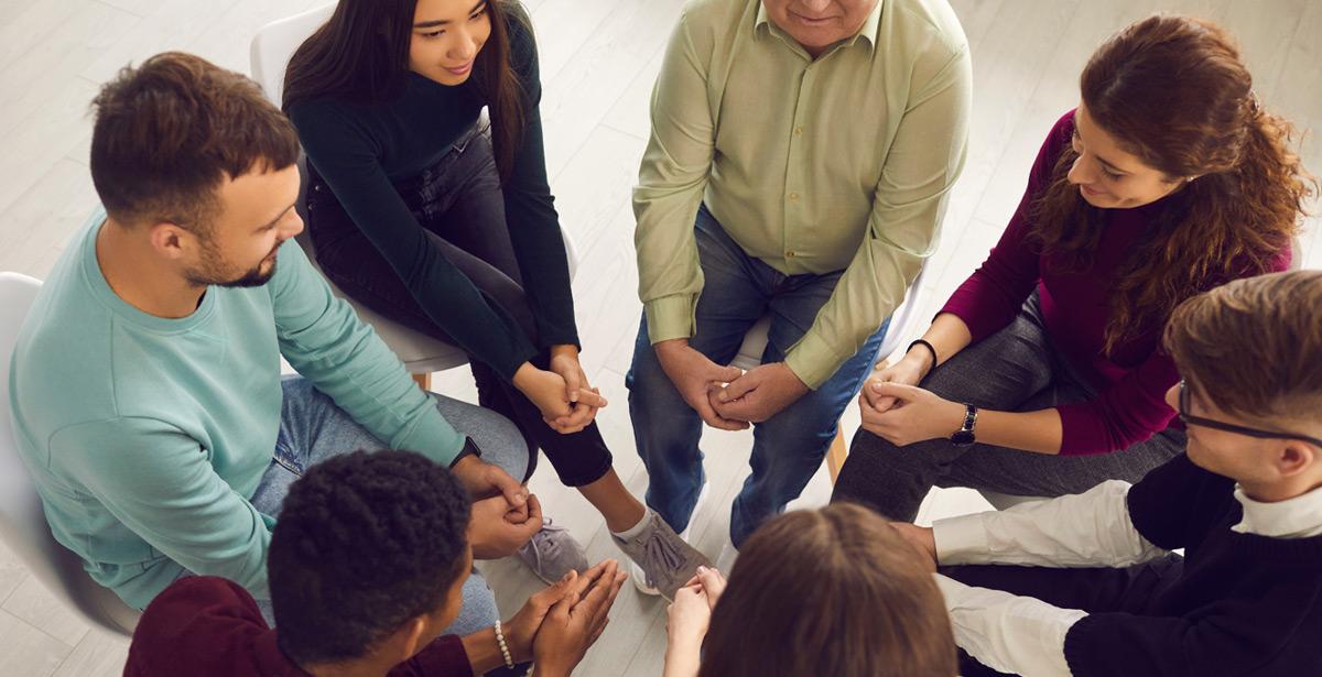 Gruppo di studenti durante un incontro con un docente - Foto di Studio Romantic da Adobe Stock