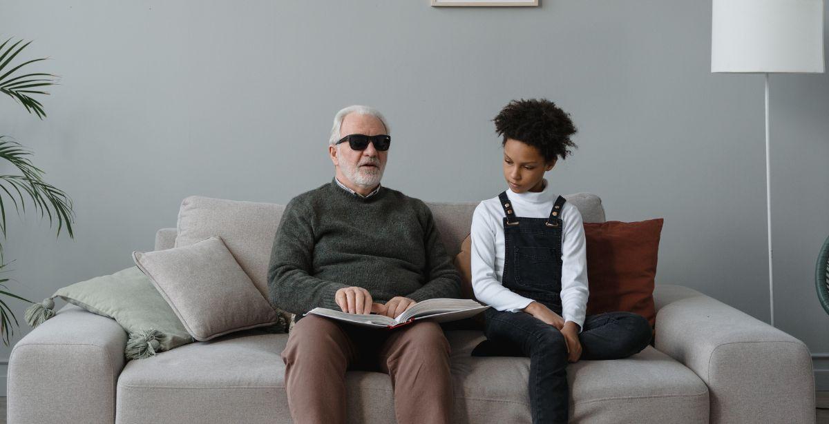 Foto di Tima Miroshnichenko: https://www.pexels.com/it-it/foto/uomo-occhiali-da-sole-persone-casa-6608957/