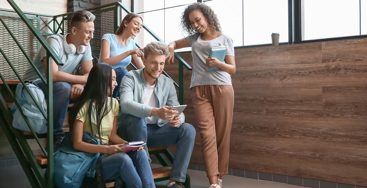 Gruppo di studenti in un momento di relax - Foto di Pixel-Shot da Adobe Stock