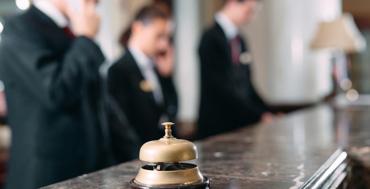 Portineria di un hotel con personale al lavoro - Foto di Davit85 da Adobe Stock
