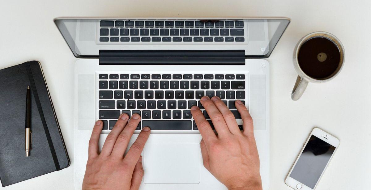 Laptop - Foto di <a href="https://pixabay.com/it/users/stokpic-692575/?utm_source=link-attribution&utm_medium=referral&utm_campaign=image&utm_content=601540">stokpic</a> da <a href="https://pixabay.com/it//?utm_source=link-attribution&utm_medium=referral&utm_campaign=image&utm_content=601540">Pixabay</a>
