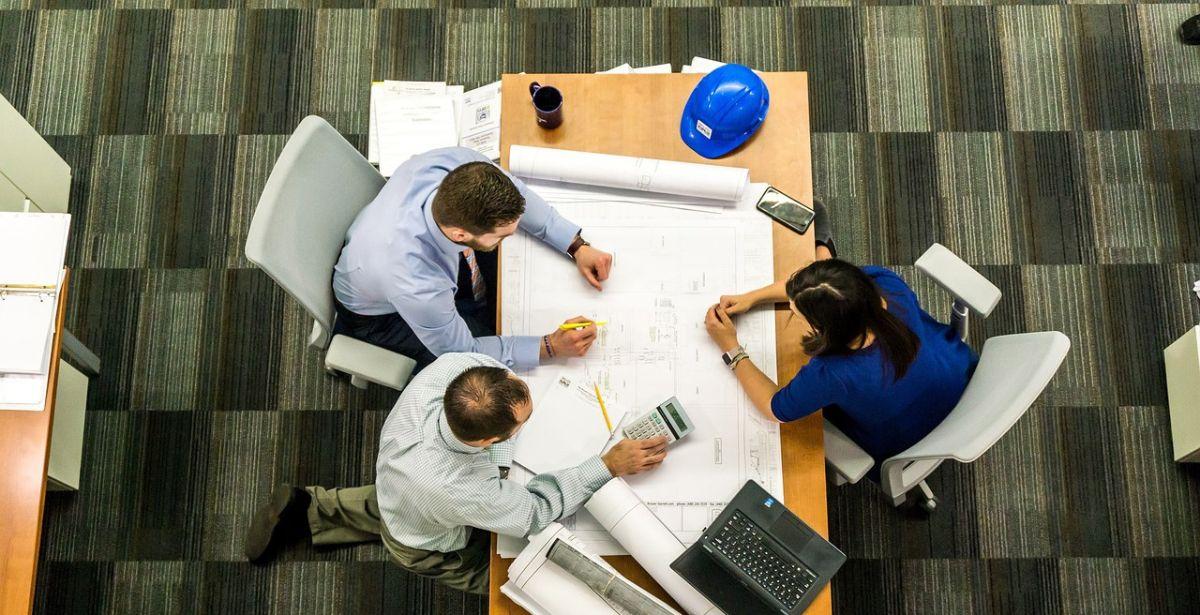 Lavoro incontro - Foto di Malachi Witt da Pixabay