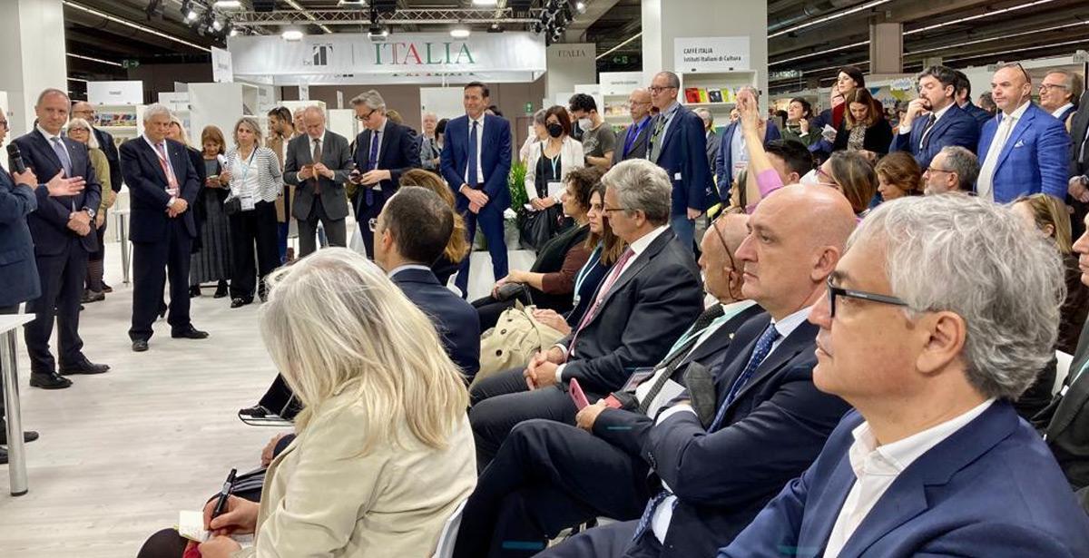 L'assessore Orneli ed il Vice Presidente Daniele Leodori alla fiera del libro più libri più liberi