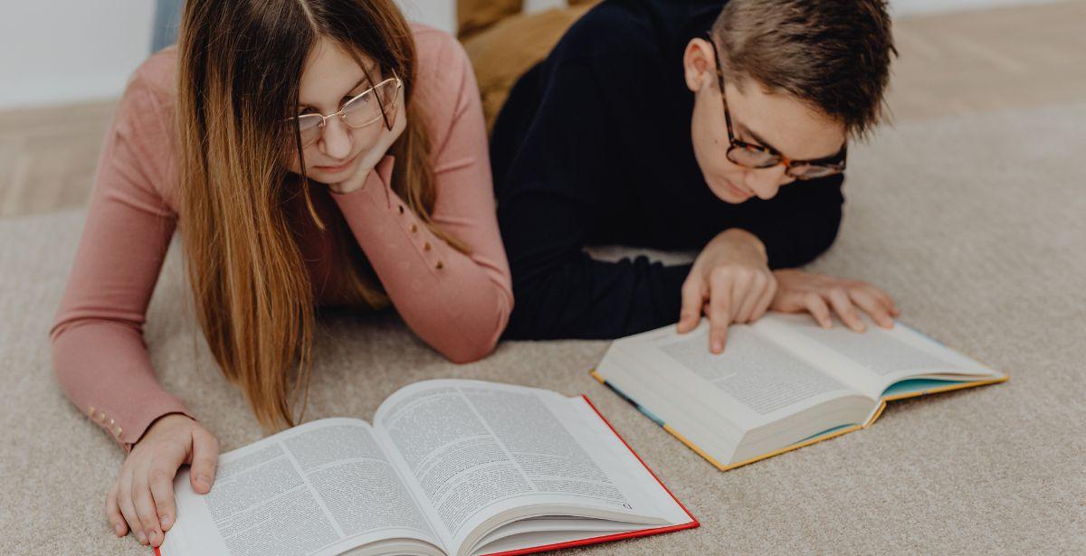 Foto di Karolina Grabowska: https://www.pexels.com/it-it/foto/libri-ragazza-pavimento-tappeto-6256203/