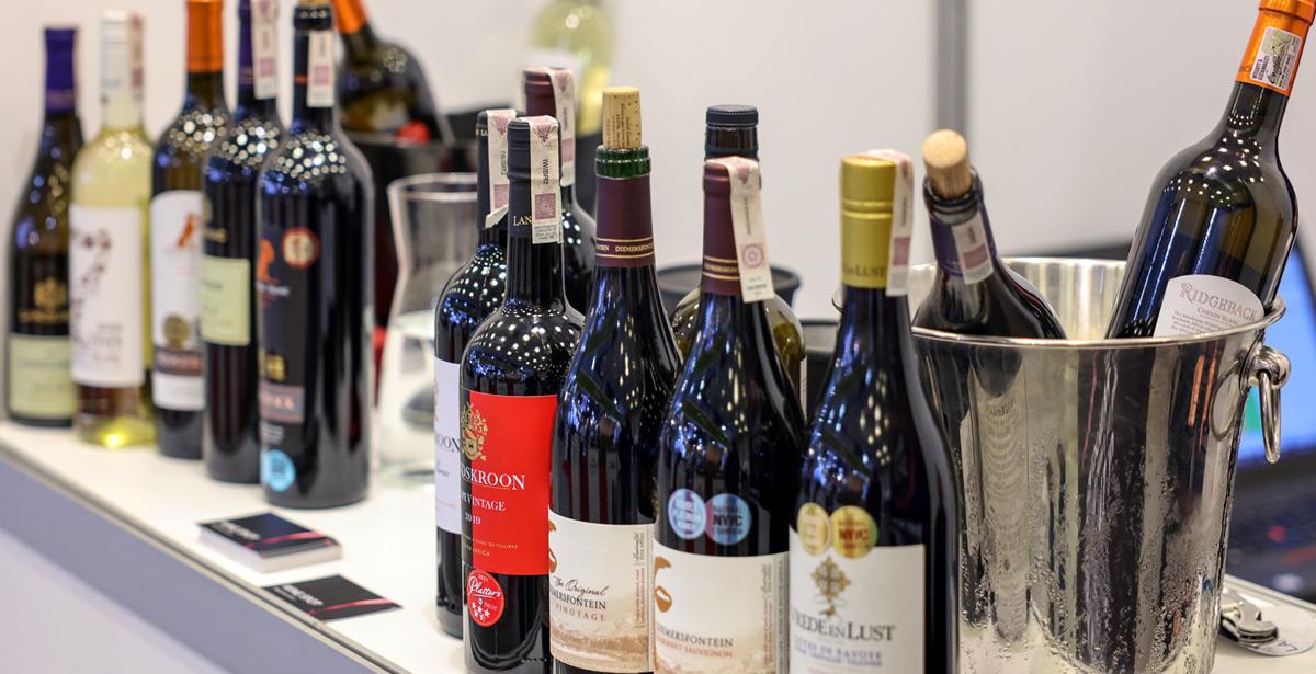 Tavolo di una fiera con bottiglie di vino esposte - Foto di wjarek da Adobe Stock