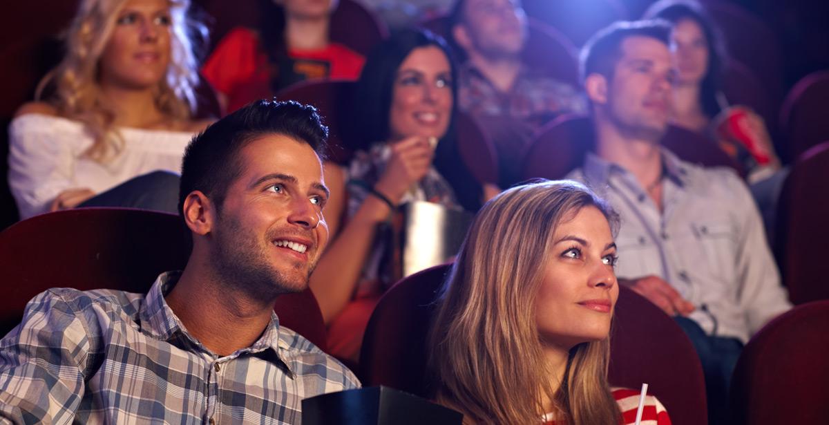 Ragazzi e ragazze al cinema - Foto di nyul da Adobe Stock