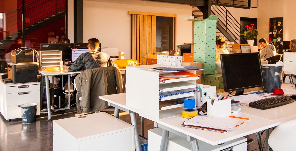 Open space - Foto di Cadeau Maestro: https://www.pexels.com/it-it/foto/ufficio-lavorando-dentro-tavoli-1170412/