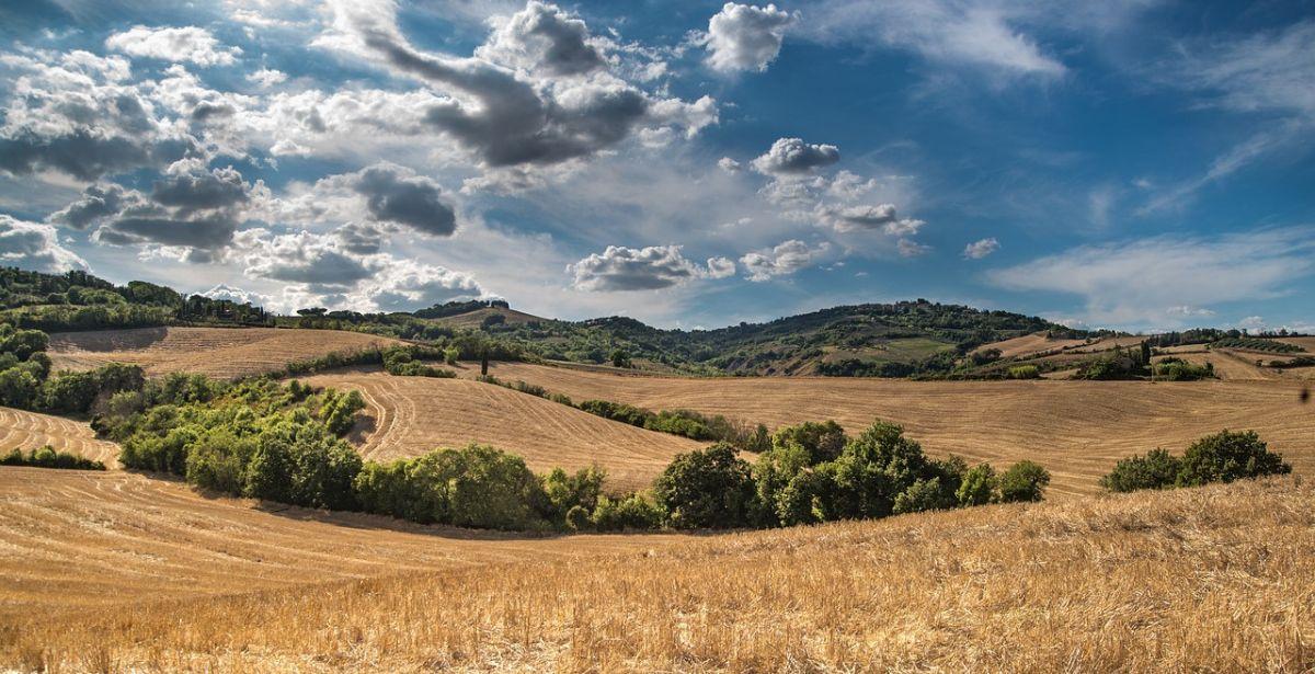 Colline - Foto di <a href="https://pixabay.com/it/users/skitterphoto-324082/?utm_source=link-attribution&utm_medium=referral&utm_campaign=image&utm_content=2165759">Rudy and Peter Skitterians</a> da <a href="https://pixabay.com/it//?utm_source=link-attribution&utm_medium=referral&utm_campaign=image&utm_content=2165759">Pixabay</a>