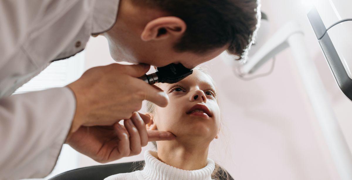 Pediatra - Foto di Pavel Danilyuk: https://www.pexels.com/it-it/foto/ragazza-medico-verifica-paziente-5996762/