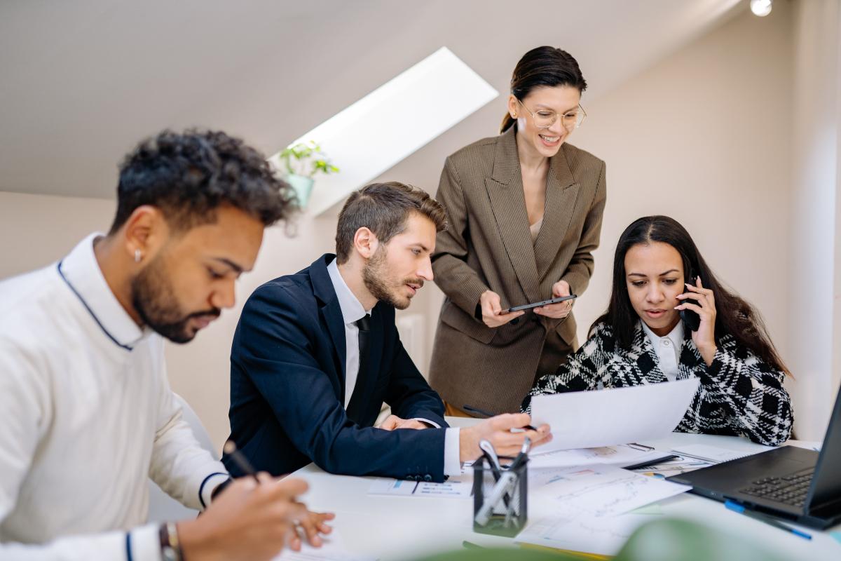 Ufficio - Foto di Yan Krukov: https://www.pexels.com/it-it/foto/ufficio-uomini-donne-computer-7693705/