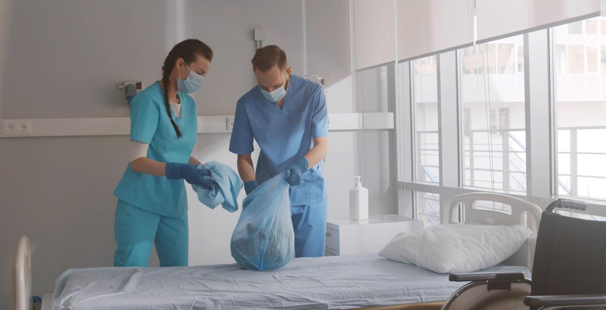 Coppia di ausiliari ospedalieri specializzati al lavoro - Foto di TommyStockProject da Adobe Stock