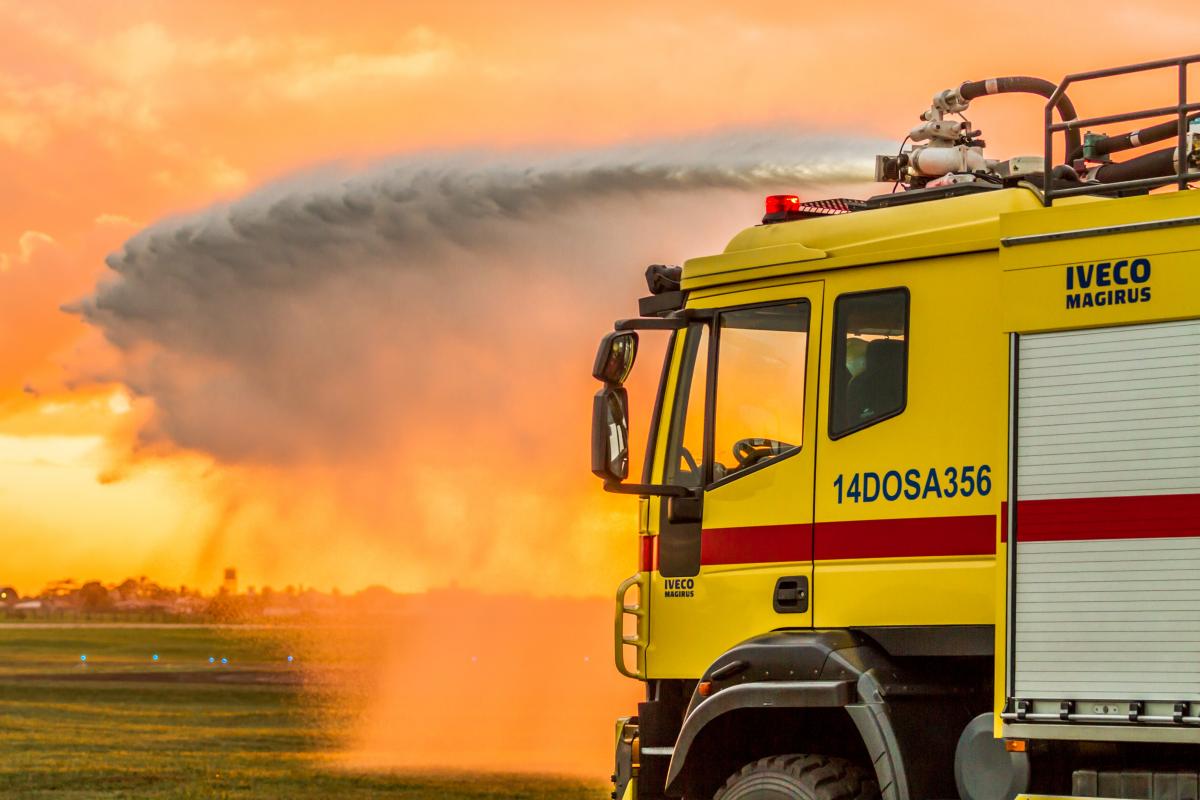 Autocisterna - Foto di alexandre saraiva carniato: https://www.pexels.com/it-it/foto/camion-dei-pompieri-giallo-1364415/