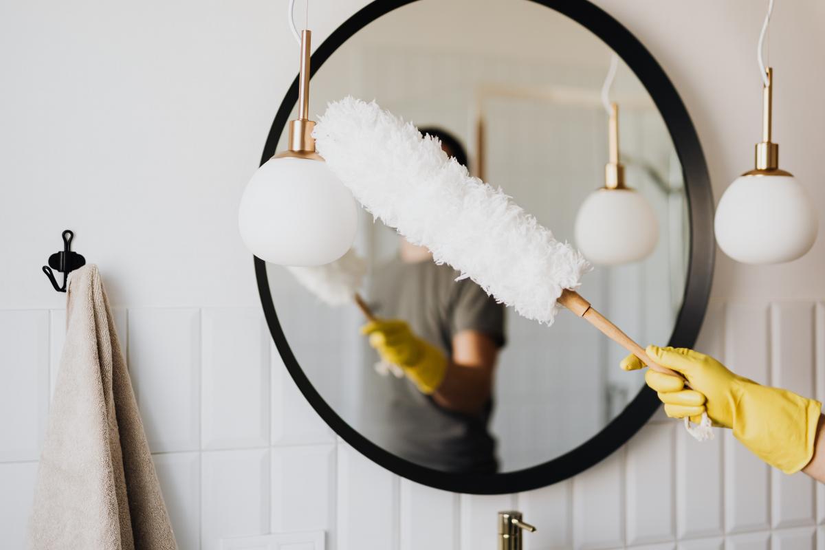 Pulizia camere - Foto di Karolina Grabowska: https://www.pexels.com/it-it/foto/donna-polvere-spazzola-gomma-4239031/
